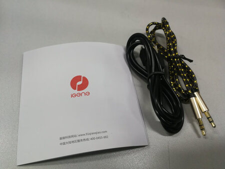 做工质感：做工很好，特别是耳罩，很软。可能是新耳机佩戴感觉有点紧。希望戴一阵能松点。
音质音效：音质中规中矩，低音够用，但比低音炮的感觉差点，没有那种哄耳的感觉。中高音正常。总体符合这个价位的耳机。
其他特色：指滑功能完美，方便。可插线模式很好，没有电还能正常使用。通话功能也可以。没有赠送耳机盒不太理想，很容易弄脏。