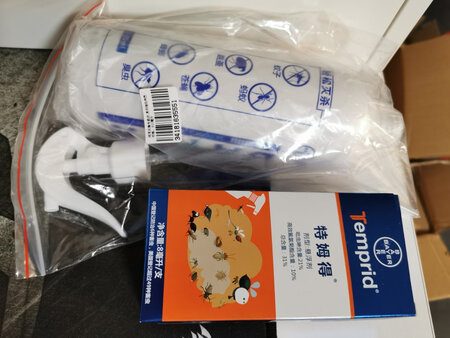 没看到赠品，不过没关系，之前用这个消灭下水道小飞虫，挺有效的每天喷，连续三天，就OK了