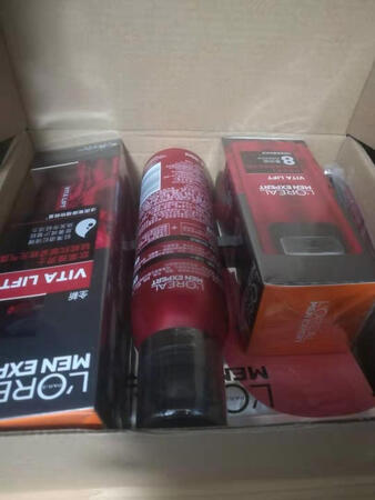 包装完好，很严实，避免破损！携带方便，不易外泄！使用吸收快，使用后效果非常好！感觉很光滑，有一定的保湿效果，除皱效果未知啦，待后续使用久了看效果再说啦！按压操作简单合理！剃须后使用舒缓剃须刀带来的疼痛！滋润度非常好，淡淡的香水的味道，很清晰，充满男人味！
大红色包装鲜艳，红红火火！
京东发货速度快，包装完好！配送服务好！值得信赖要！值得拥有！