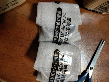 清爽不油腻，保湿护肤效果好。包装很有特色！