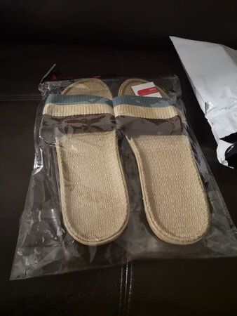 做工还是挺细致的，这两年都在穿这种鞋，很舒服只不过不是一个品牌的，刚到货，还没穿，看着不错
