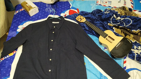 班尼路这牌子去年关注  注重衣服面料  款式很好符合各个年龄层的需求  本人修身L 特意加大一码 因为经常健身 肩宽所以选宽松一点的穿了舒服 衣服里面还可以搭配其他衣服 春秋穿正合适  配上尤克里里才略显青年才俊！