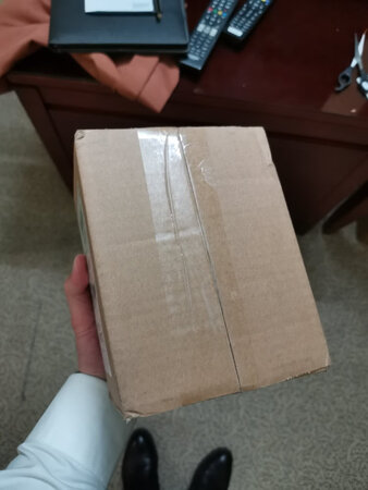 快递是圆通的，马马虎虎吧，可能是双十一，有点慢，还能接受吧。包装什么的也可以，没有损坏。然后产品第一感觉就是香，不知道怎么形容，反正有点像香水，上脸的感觉还行，不腻，算毕竟清爽，刚刚开始使用不就，没有感觉到明显的效果，但是价格摆在那里，便宜大碗，用段时间先。注:一定要吐槽一下这个设计，不懂那个内管有毛意思，还浪费精华，懵了
使用感受：清爽，很香，不腻