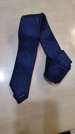 领带质量不错，斜纹加点点有立体感，配浅色衣服大气。