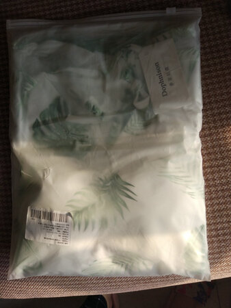衣服颜色和图案看上去就很清爽，衣料手感舒适，物美价廉