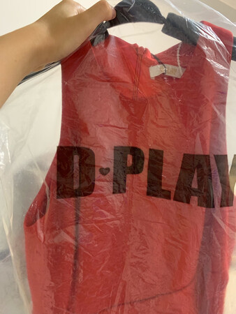 衣服的款式特别好看。意大利品牌，很有设计感，既时尚又不失优雅，特别好看。红色也是特别洋气的红，正红色。面料是那种不容易起褶皱的料子。不怕折了以后变形。包裹包装的特别好。里面还有一个小衣架，很方便挂。总的来说就是个性不失优雅。