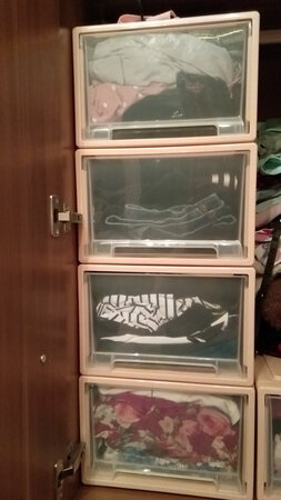 东西很不错，做工也很好，厚薄适中。我买的粉色，挺好看。也没味道。之前看了好多，日本进口的太贵，这款真心不错！