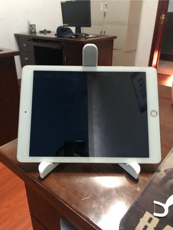塑料的，没啥质感，不过可以脱离原先的壳子还是有换的必要