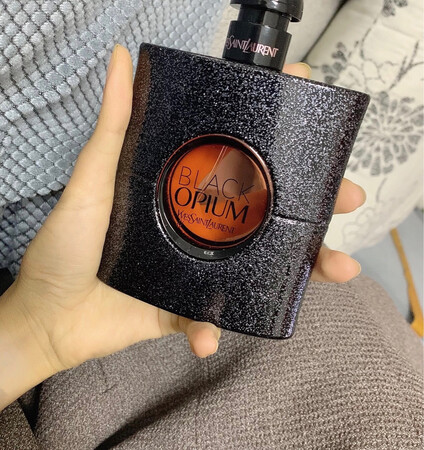 味道浓淡：瓶子真的不像假的 入手前两次用感觉味道还行 真的是开心太早这点钱买到真货
后面的简直神奇了 以为只是自己闻多了失去嗅觉所以闻不到了 求证旁人都说闻不到味道 假货无疑
留香时间：最多喷个三四回  再喷以后就没味了 果真是一分钱一分货 造假技术太厉害了 小白还是别入手了 这点钱买个几百块的小雏菊也比买个假的强