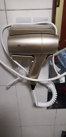安装完成，挺满意的。缺点就是底座下面双面胶如果拉的力气大点会拉开，产品外观还有吹发都挺好。