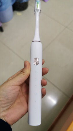 物流很快，牙刷包装超级好看，用着也挺不错，满意