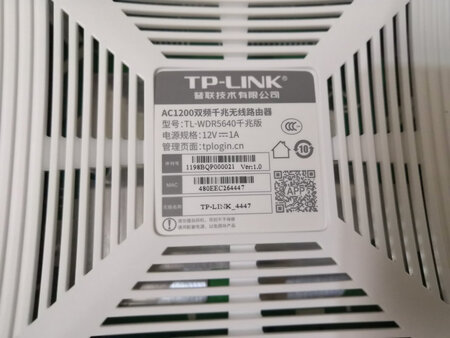 这是第二个无线路由了，之前那个还好好的。就是不能用APP管理，趁大促入手一台，真是有点败家了。下单前没留意尺寸，到手后大吃一惊，太大了！原来的位置放不下，只能另放别处了。这外形有点奇葩，从底座往里看，大部分地方是空着的，纯粹是为了大而大。这品牌的路由没什么好说的，不管有线或无线，从没坏过。另外，既然是千兆路由，为毛送条超五类线啊？
其他特色：外形另类。就想问问设计师，你家祖传是制锅的？！