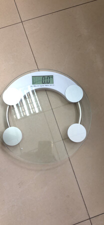 虽然是邮政快递服务，但速度还是不算太慢。
店家在包装上还是很用心的，内外两层气泡纸保护做得很好，收到后没有任何损坏。给店家点赞?
东西价廉物美，很喜欢这款称的设计，有独立电源开关及KG与IB选择。
钢化玻璃承重及液晶显示屏屏幕，试称了一下，误差在合理正负之间。小巧玲珑，值得信赖。给予五星好评。