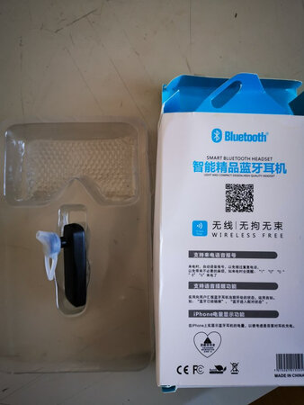 东西收到了，一点电也没有，刚才装上试了下，能正常开机，其他的还不知道，包装的也挺好的，我想问问为什么外面没有塑料包装呢，是发货之前检查吗？最想吐槽的就是送的这个蓝牙耳机，盒子也没有塑料包装，就感觉打开过，这都无所谓，我在乎的是手表，使用后再来评论，不过商家我觉得赠品真的不怎么样喲，摄像头像素感觉好低啊，不过毕竟是手表，也就忍了，先给个五星，毕竟我永远信赖京东