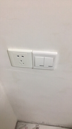 颜色偏米色不是白色，有点突兀，哎