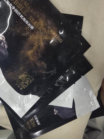 用着舒服，效果也很明显，可以补水保湿，还有美白的效果，用了几片发现皮肤有变白嫩了一些，还会继续坚持用的。每次敷完面膜以后皮肤的状态都超好的，水嫩嫩的，白白的，保湿效果非常好，一整天皮肤都很润，很细腻，秋冬季节用来补水真的很好，价格便宜，每天用都不会心疼，数量多，可以用挺长时间的。这款芊茗草面膜我推荐大家买来用，可以改善皮肤，我用了皮肤真的有改善很多了，容易吸收，是美白补水的超级神器，推荐给各位小仙女们使用。