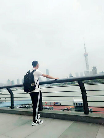 裤子很漂亮，我腿短，有点长