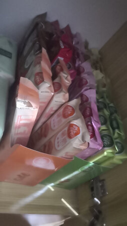 一口气买了48包，每种口味8包，很满意了，包裹到的时候好大一箱，没有破损，口味很好，非油炸，不会腻，给了同事每人一包，打打关系，有券算下来是真的便宜，而且还有红包，不要太实惠哦