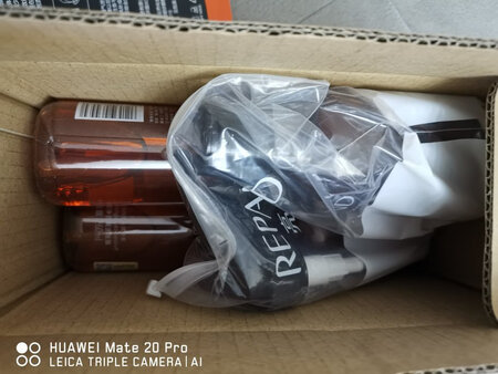 适合发质：适合油性发质的人，东西收到了，还没有正式使用，我只是把她放在了储物箱里。
泡沫数量：泡沫数量居多，需要洗好几次才能洗的这么飘柔和自行。
产品香味：有股淡淡的古龙香味，问起来还不错的样子。
控油效果：控油效果还没有使用，估计的需要等一下下。