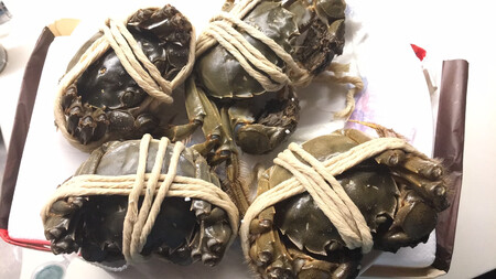 先说螃蟹，收到查验确认都还是有活的迹象的。
再说包装，这个简单啊！这么多年买不同人家的大闸蟹，第一次收到如此简单的。外面是个塑封，中间是个纸手提袋，里面就是装螃蟹的泡沫箱。没有任何可以做为快递运输缓冲的，以至于收到货，泡沫箱已经破损。这是哪门子的精美礼盒？层层防护？
接着说兑换。蟹卡里附属的纸片上的兑换地址是无效的，开始用那个一直说卡密不符。最后扫卡片上的二维码，进的是京东的兑换地址才可以兑。
最后就等中午蒸了大闸蟹吃吃看这家的品质如何再补充了。