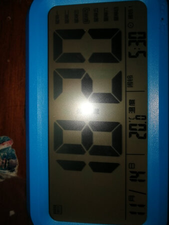 样子挺漂亮，功能挺多，还有温度显示，不知道准不准，时间显示正常。闹钟三个时段，不错。