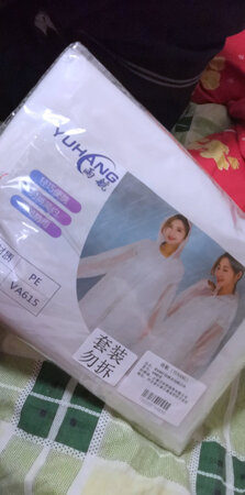 防雨效果：基本不会湿，效果很好
尺寸大小：尺码适中
其他特色：透明雨衣，时尚感十足！
