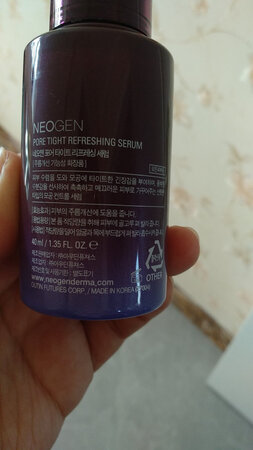 我是看某书推荐，然后买的这款毛孔收缩液，这款质地是乳液白色乳液型，涂上挺轻薄的，有一丝丝粘，吸收还挺快的，听说它的成分海藻提取物和某大牌的毛孔收缩液的海藻提取物，是相似的，冲这点买的，我拍了瓶身，如果懂韩语的朋友，可以看一看，嗯，我配合其他化妆品一起在用没有过敏现象