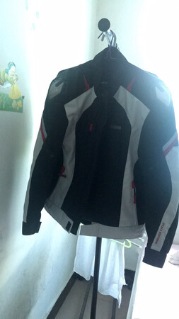 第一次在网上买到合适的衣服，大小正好，质量很好 唯一的小遗憾就是护具不怎么理想