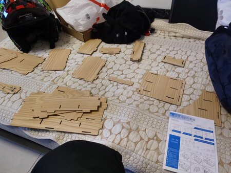 盒子靠自己动手拼装，感觉非常好。大小合适，质感不错，非常喜欢。