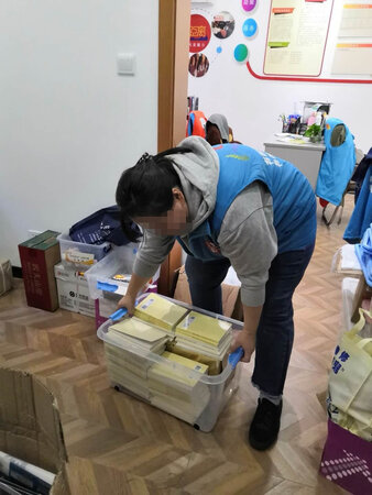 给单位办公室储物买的，透明的一目了然，带滚轮方便移动，非常满意。