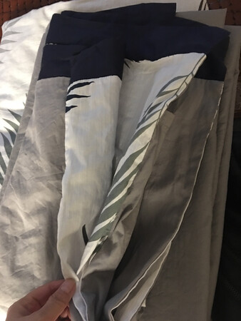买了好几套了还是继续回购
面料材质：面料柔软舒适
颜色图案：颜色多种多样儿子喜欢这个纯色的特意挑选出来的
触摸手感：触摸柔软光滑
产品包装：包装大气上档次……
每次都要夸一下京东快递又快又好
改天再来回购