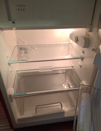 这款冰箱，颜色正，设计细节圆润饱满，内饰空间也够用，优秀！