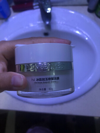 用了两晚上，里面是透明的，跟果冻一样，敷在脸上，冰凉冰凉的，也没有特殊的感觉，期待效果吧，