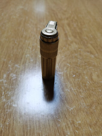 广东产的，不知道是不是仿制产品。使用1周多了，点火率100%，送的火机油也挺不错。