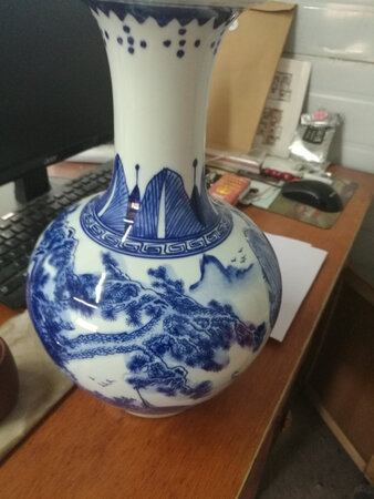 赏瓶比想象的大，图案清楚，色泽光洁，性价比很高，物流很快，服务很好～～