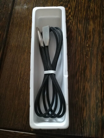充电速度：充电很快，显示的是快充，用完再评