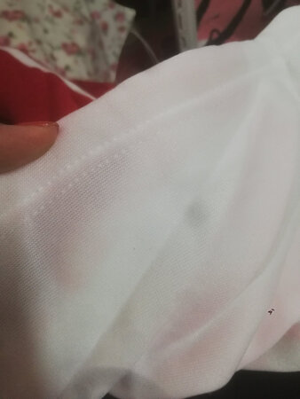 说好的不掉色，结果一到货打开包裹就发现帽子被染成了红色，第一次在京东上买到质量如此之差的东西，