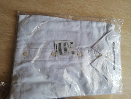 物流送错地方，延迟几天收货。不过衣服还不错，质量还可以