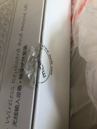 撕开包装就是这样的，键盘不错，贴纸也很可爱，可以放进我的电脑包里，鼠标是真的丑！