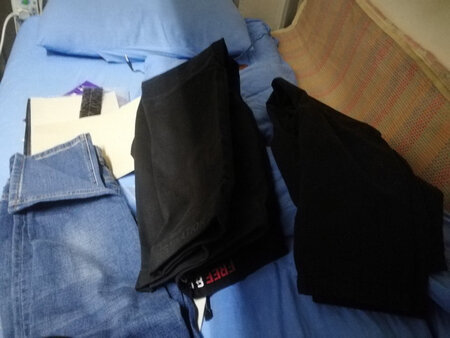 东西非常好，试穿了下感觉很舒适，尺码准确，价格实惠，赶上活动140多买了三条，比真维斯的掉色裤子强多了