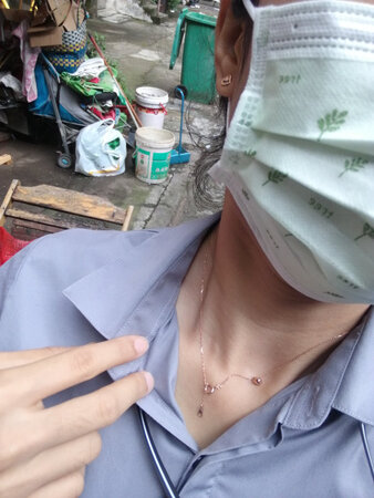 很小巧的一款项链，超好看，戴上很斯文，秀气，链子还可以自行调长短