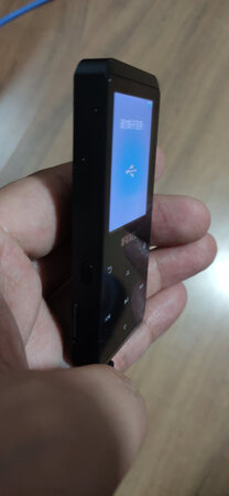 本人通勤时间较长，上下班途中经常用手机听歌，导致手机电量不足，所以一直想买个mp3代替手机。正好快双十一有活动购入。首先比想象的要小得多，用惯触屏突然间回到按键时代。界面有点像老诺基亚手机的界面，好有历史感。优点是外放声音够大，蓝牙连接也很快速，但是习惯听歌软件直接播放，一时还找不到下载歌曲的地方。机子能用sd卡，能看电子书，虽然屏小而且分辨率低，但不影响录音和看电影的功能。到最后感叹一下，我他妈买个200的2+8g的手机不比这玩意强多了，再次为自己的#感慨一下。