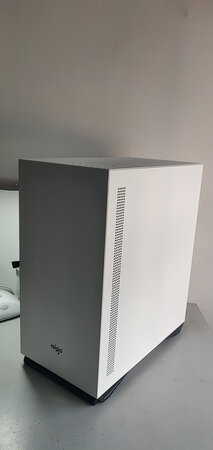 散热效果：还行吧，机箱通风挺好的。就是顶上没有防尘网容易进灰。
内部空间：只能装matx，内部空间一般。
做工质量：前面板和正面版有色差
外形外观：纯白的，我喜欢