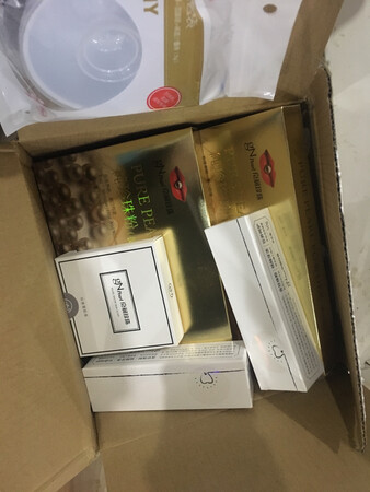 今天刚收到，迫不及待等到晚上就用上，我今天用的是蜂蜜~粒级的珍珠粉，不知道是我的蜂蜜大稠了还是怎么回事，敷上后一会又出现无数个洞洞，看着好像豹纹，超搞笑。洗完脸感觉是紧致了。涂完霜后我又抹了一层珍珠粉，作个好梦，期待明天早上的效果。对了，我买了两盒打了折，送了牙膏和工具。另外多送一块香皂，店家棒棒哒?