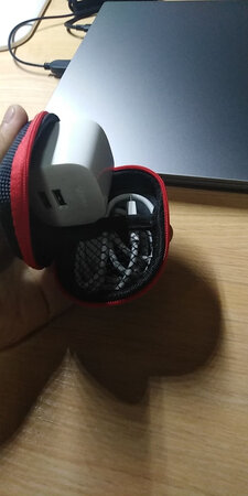也就只能放根数据线和耳机了，做工很好，我挺满意的。