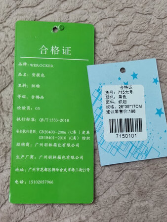 外观颜值：有型，时尚，男女都适用
材质手感：柔软舒适
容量空间：周末出门装随身物品，90%以上场合够用。里面四个无拉链口袋，里外各一个有拉链口袋，分区收纳很到位。唯一遗憾是再有个拴钥匙的挂钩就完美了！
做工细节：满意
其他特色：这个价格花起来不用太纠结?
