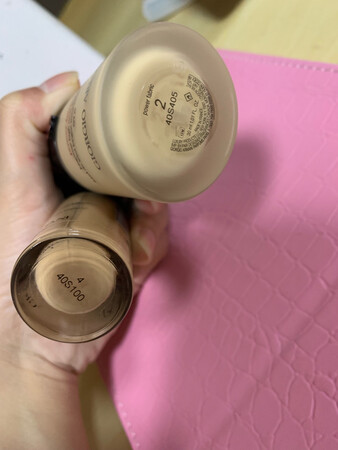 我不知道是手法不对还是怎么了，以前用DW都从来不会出现脱妆，但用这个却出现脱妆斑驳的痕迹，唉，好难受啊，但是DW遮瑕好，妆感很重，这款遮瑕力一般般，但是很自然，不怎么适合长痘痘的瑕疵皮