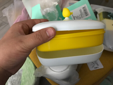 可爱是可爱，黄色也特别漂亮，可是那个小鸡还是啥，太抽象了，连眼睛啥的都没有，是软的，盒子的盖子，松的，不能盖紧的那种