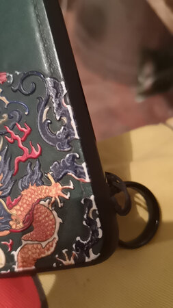 用了一段时间边框有点退色了。