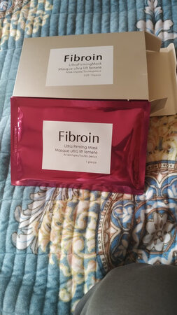 不错，老婆说补水效果很好，也很贴合脸部，精华也多，很不错的一次购物体验